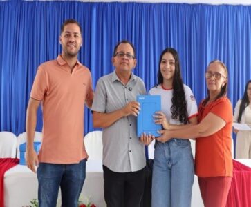 Prefeito Juvenal Silva participa da entrega de mais de 800 tablets do programa “Tô Conectado” em Parnarama