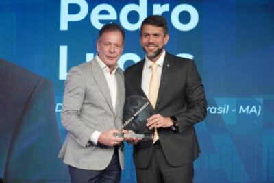 Pedro Lucas recebe o Prêmio Valoriza, que reconhece parlamentares que foram destaques em 2025