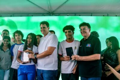 Estudantes de Codó recebem mais de 4 mil tablets no “Tô Conectado”