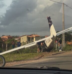 Avião de pequeno porte cai logo após decolagem em Barreirinhas