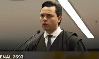 Por ordem de Flávio Dino, policial retira advogado de tribuna no STF durante defesa de Filipe Martins