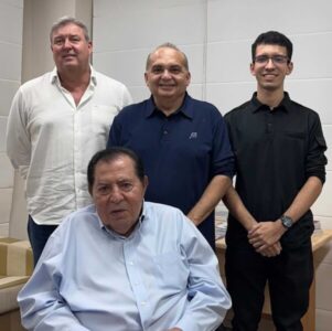Fundador do Grupo Ceuma, Mauro Fecury, recebe pesquisador britânico-americano para encontro sobre ciência, educação e gerações