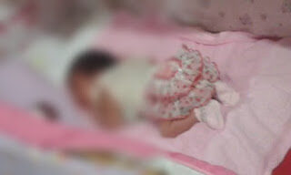 Mãe que dormiu embriagada por cima de bebê é presa por homicídio culposo e paga fiança