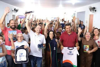 Secretaria de Educação doa fardamento e kits escolares completos e deixa pais de alunos super felizes em Tuntum