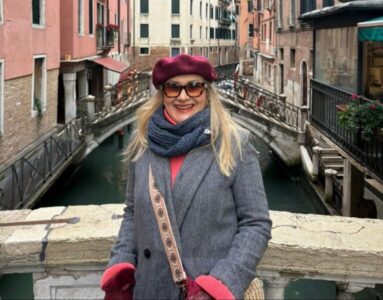 Jornalista transforma vivência internacional em método de viagens para mulheres acima dos 40 anos