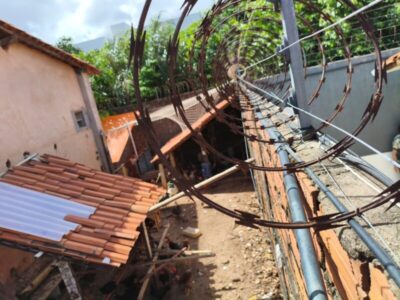 Galinheiro em loja maçônica no Turu ameaça saúde pública e causa prejuízo financeiro à vizinhança