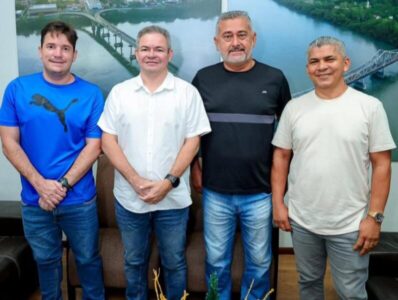 Prefeito Rafael Brito recebe novo técnico do Timon Esporte Clube para temporada 2026