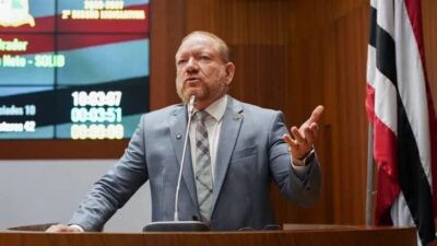 “GUERRA E PAZ”! VÍDEO: na tribuna, Othelino Neto reage a críticas do bolsonarista Yglésio e defende a história do partido dos Trabalhadores…