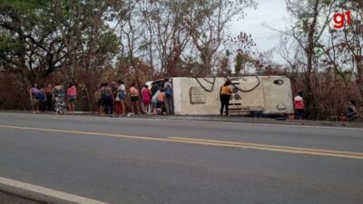 Acidente com micro-ônibus deixa um morto e cerca de 30 feridos na BR-316, em Caxias