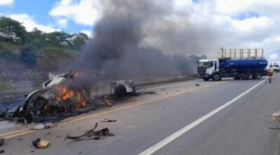 Acidente entre dois carros deixa 10 mortos na divisa da Bahia com o Espírito Santo