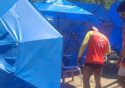 ARMAÇÃO DOS BÚZIOS — Um homem foi morto a tiros no início da tarde deste domingo (28) na Praia de Geribá, em Armação dos Búzios, na Região dos Lagos. O crime aconteceu no canto esquerdo da praia, um dos trechos mais movimentados do balneário, e provocou pânico e correria entre banhistas e frequentadores.