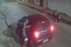 Moradores foram feitos reféns dentro de casa durante a ação criminosa.