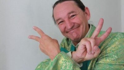 Humorista Marquito fica em coma induzido após sofrer mal súbito enquanto pilotava moto