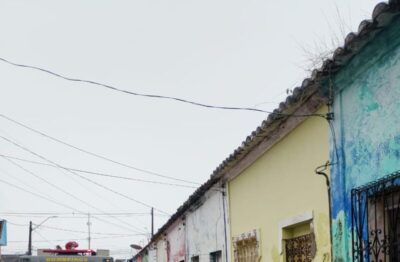 Incêndio destrói duas casas e atinge depósito; Corpo de Bombeiros suspeita de curto-circuito