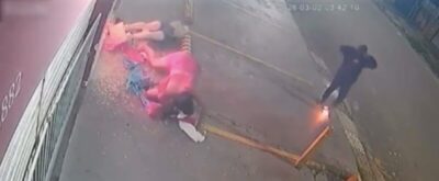 Câmera de segurança flagra dupla incendiando loja no bairro Vicente Fialho, em São Luís