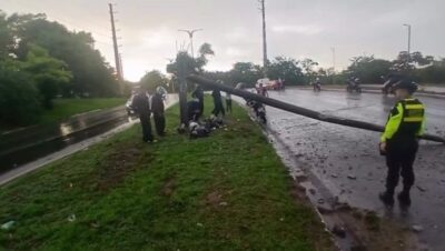 Ônibus de turismo derruba poste e motocicleta colide com estrutura minutos depois na Avenida dos Africanos