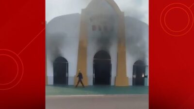 Vídeo: igreja da Assembleia de Deus pega fogo e assusta moradores em Caxias