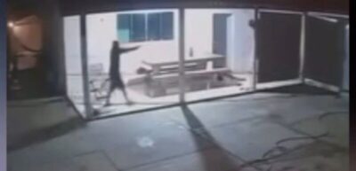 Veja o momento em que suspeito invade casa e mata a tiros uma mulher após sinal com as mãos em live, na cidade de Itinga do Maranhão