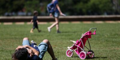 Licença-paternidade de até 20 dias é aprovada no Senado