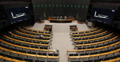 Oposição protocola pedido de impeachment contra 16 ministros do governo federal