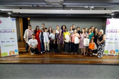 Aos 94 anos, idosa lança livro após experiência com IA e VR