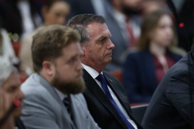 Jair Bolsonaro é preso pela PF após decisão de Alexandre de Moraes