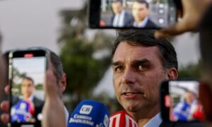 Moraes autoriza filhos de Jair Bolsonaro a visitarem o ex-presidente na sede da PF em Brasília