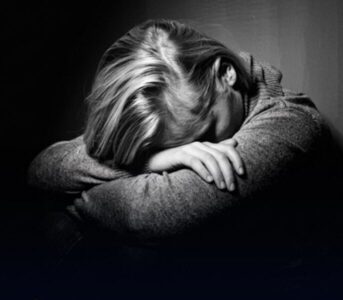 Homem violenta a própia mãe enquanto ela dormia e tenta fugir após o crime