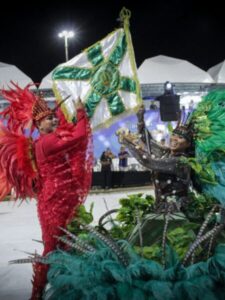 Império Serrano faz mangue virar ouro e é campeã do Carnaval 2026