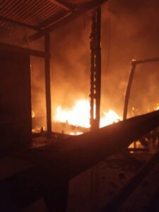 Incêndio destrói Bar Conterrâneos 2 na Praia do Araçagi