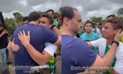 Carlos Bolsonaro se junta a caminhada liderada por Nikolas Ferreira rumo a Brasília