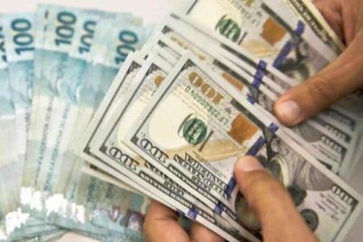 Dólar despenca no último pregão e fecha 2025 com maior queda desde 2016