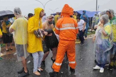 Raio atinge apoiadores durante ato de Nikolas Ferreira em Brasília e deixa feridos