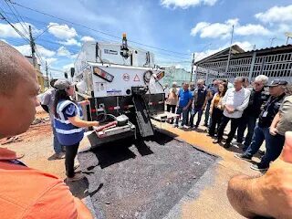 Governador Ibaneis Rocha modernizou a Novacap com a compra de seis caminhões térmicos para recuperação das vias no Distrito Federal.