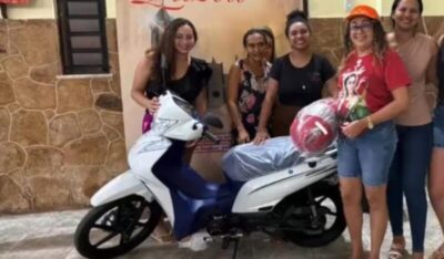 Presidente Vargas/MA: Fabiana Mendes doa motocicleta para sorteio da Rifa de Santa Luzia