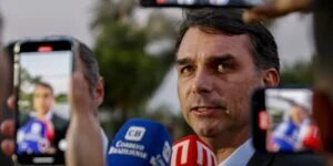 Flávio Bolsonaro diz que só desiste da candidatura com anistia do pai