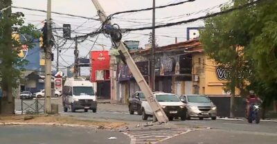 Poste fica pendurado por fios após acidente na Curva do 90