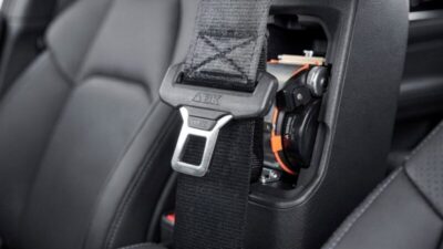 Para que serve o terceiro botão do cinto de segurança?