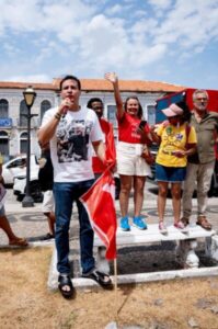 Felipe Camarão é o único pré candidato a participar de ato contra golpistas no Maranhão