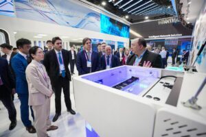 Juscelino Filho participa do maior evento internacional de telecomunicações, em Barcelona