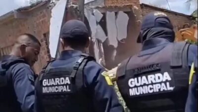 Mulher chora ao ver casa demolida pela prefeitura em periferia de São Luís