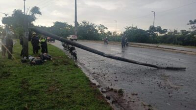 Micro-ônibus derruba poste e provoca segundo acidente com motociclistas na Avenida dos Africanos, em São Luís