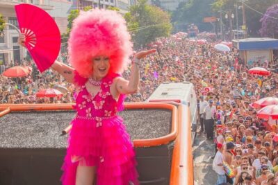 De terno ao salto alto: executivo de 60 anos vira drag queen