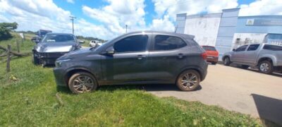 Homem é preso com carro roubado e dois mandados de prisão em aberto em Penalva