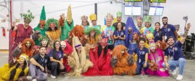 Turistas são recebidos com festa e tradição no Aeroporto de São Luís durante o Carnaval