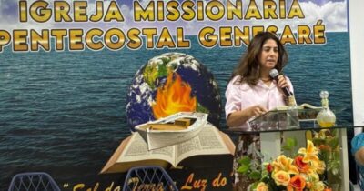 A advogada Patrícia Azevedo ministra palestra sobre identidade e valorização da mulher cristã