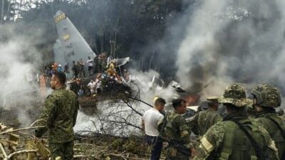 Avião militar da Colômbia cai com mais de 120 a bordo; há sobreviventes, diz Exército