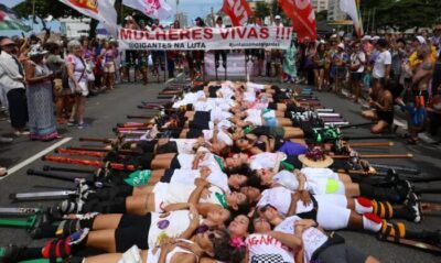 Mulheres se reúnem em Copacabana contra a violência e o feminicídio