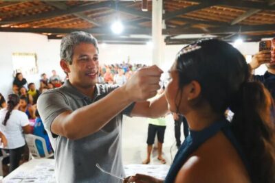 Osmar Filho faz entrega de óculos do programa Cuidar dos Olhos em Primeira Cruz
