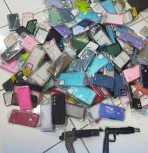 PM apreende capas de celular roubadas, objetos furtados e armas artesanais na Vila Paraíso